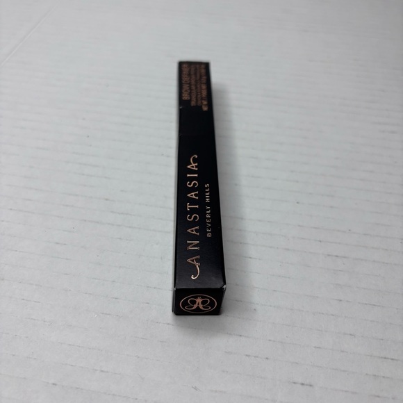 ANASTASIA BEVERLY HILLS Dark Brown Triangular
Brow Pencil - Picture 6 of 6